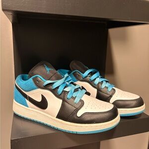 Jordan 1’s size 5.5 W or 4 Youth